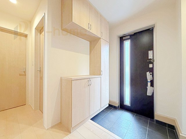 第1取手市ゆめみ野　新築戸建て　1号棟の玄関|玄関には便利なシューズクロークを設置。アウトドア用品やベビーカーなどの収納に役立ちますね♪