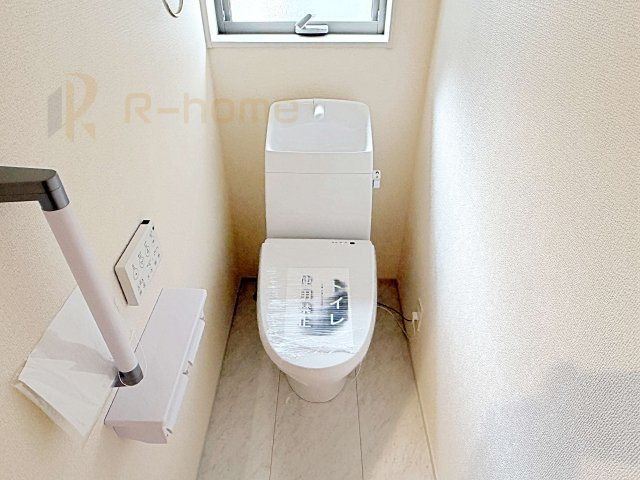 第1取手市ゆめみ野　新築戸建て　1号棟のトイレ|温水洗浄便座付きのトイレ。
トイレが２ヵ所設置で朝の忙しい時間でも安心です。