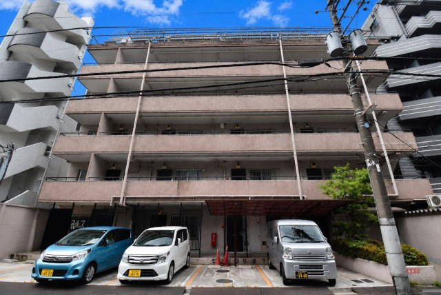 【外観】 | セントラルマンション | 私たち不動産業スタッフは、よく「いい面構えの建物です」「雰囲気ありますねえ」という言葉を使いますが、当マンションもまさにそのような姿で佇んでいます。～即日のご見学可能～　お問合せはお気軽にどうぞ。
