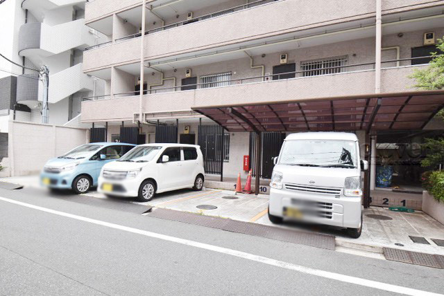 【駐車場】 | セントラルマンション | マンションの駐車場スペース。空きの有無や駐車料金、サイズ規定などについては、改めてお問い合わせください。～即日のご見学可能～　お問合せはお気軽にどうぞ。
