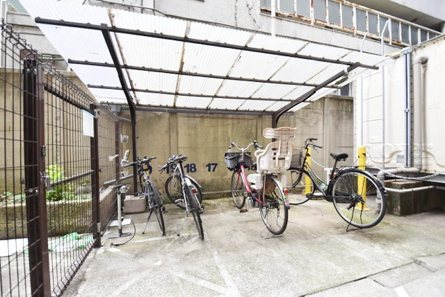 【駐輪場】 | セントラルマンション | 屋根付きの自転車置き場。マンションの共用部にあたります。空きの有無や駐輪料金、各戸の台数制限などについては、改めてお問い合わせください。～即日のご見学可能～　お問合せはお気軽にどうぞ。
