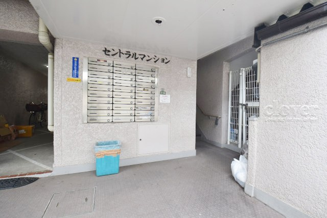 【ロビー】 | セントラルマンション | マンションの建物内に入って最初に目にする空間が、このエントランスホールです。それほど広くはありませんが、しっかりと清潔感が保たれています。～即日のご見学可能～　お問合せはお気軽にどうぞ。