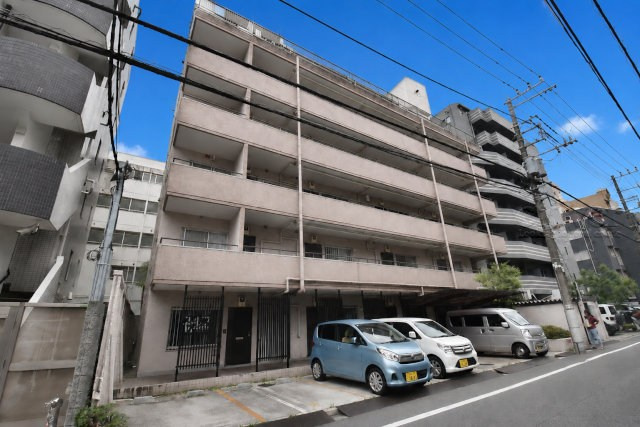 【外観】 | セントラルマンション | 青空によく映える建物です。手入れの行き届いた外壁やマンション正面エントランスなど、綺麗な姿をぜひ一度、現地にてご覧ください。～即日のご見学可能～　お問合せはお気軽にどうぞ。
