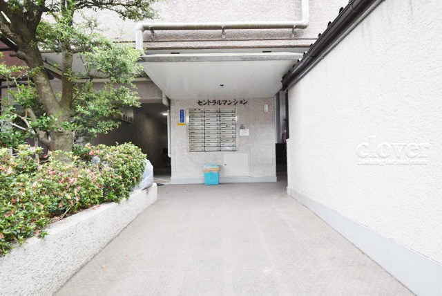 【エントランス】 | セントラルマンション | お客様を、そして住人を出迎えてくれるマンションのエントランス。ゴミが落ちていないことからも、管理状態の良さや住民の節度の高さが見て取れます。～即日のご見学可能～　お問合せはお気軽にどうぞ。
