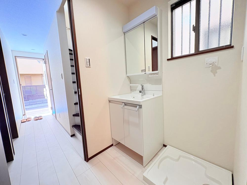 国分寺市西恋ヶ窪４丁目の洗面所|収納力と機能性に優れた三面鏡洗面化粧台です！鏡の裏は収納スペースになっていますので、すっきり清潔に保てます♪