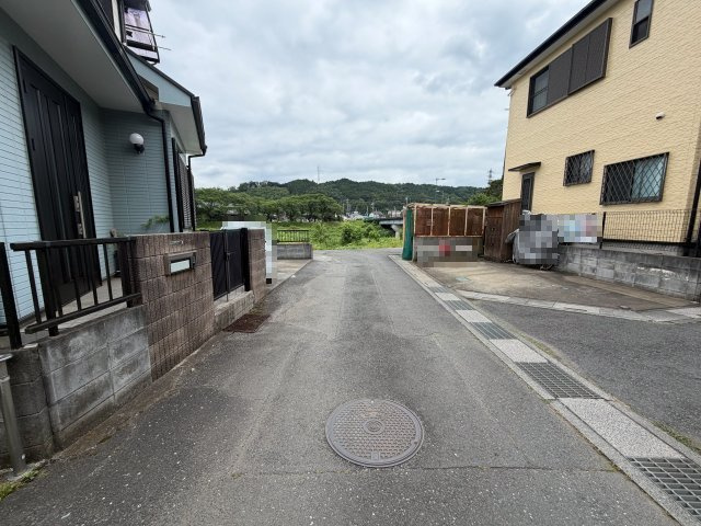 【前面道路含む現地写真】 | 飯能市笠縫　トイレ二ケ所　4LDK