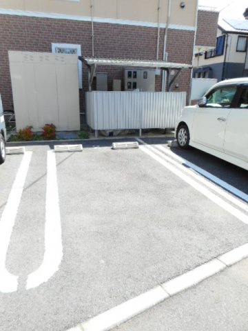 サンシャインビレッジアゼリアＣの駐車場|カースペースがあります