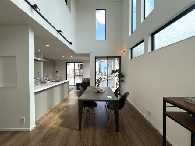 内装・設備・お庭・カースペース。全てにおいて別格！！夢が詰まった憧れの戸建ここにあり！気にならないワケがない！そんな物件は、【座間市南栗原3丁目】新築戸建の居間・リビング|ゆったり過ごせる居間です