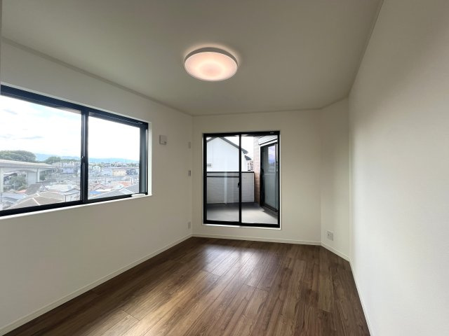 内装・設備・お庭・カースペース。全てにおいて別格！！夢が詰まった憧れの戸建ここにあり！気にならないワケがない！そんな物件は、【座間市南栗原3丁目】新築戸建の洋室|ゆったりした洋室です