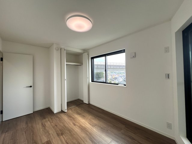 内装・設備・お庭・カースペース。全てにおいて別格！！夢が詰まった憧れの戸建ここにあり！気にならないワケがない！そんな物件は、【座間市南栗原3丁目】新築戸建の洋室|きれいな洋室です