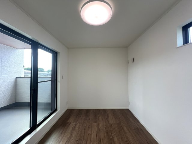 内装・設備・お庭・カースペース。全てにおいて別格！！夢が詰まった憧れの戸建ここにあり！気にならないワケがない！そんな物件は、【座間市南栗原3丁目】新築戸建の洋室|落ち着いた色調の洋室です