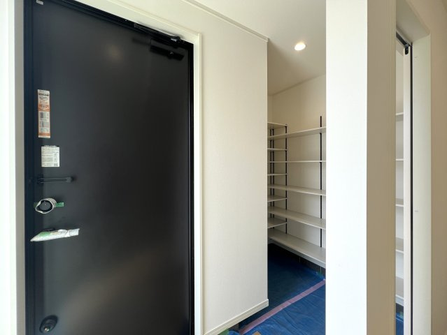 内装・設備・お庭・カースペース。全てにおいて別格！！夢が詰まった憧れの戸建ここにあり！気にならないワケがない！そんな物件は、【座間市南栗原3丁目】新築戸建の玄関|明るい玄関です