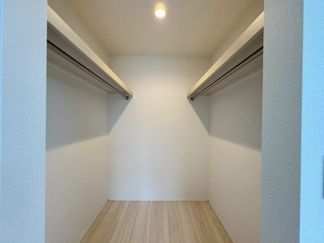 「独立洗面設計」高知市東城山町1号棟　新築一戸建ての収納|両側に枕棚とハンガーパイプを完備。服や季節物の収納に便利です。