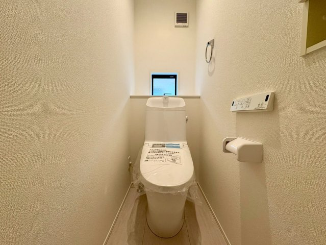 「独立洗面設計」高知市東城山町1号棟　新築一戸建てのトイレ|各階にトイレがあると忙しい朝も安心。埋込式の収納棚付きですっきりとした空間に。
