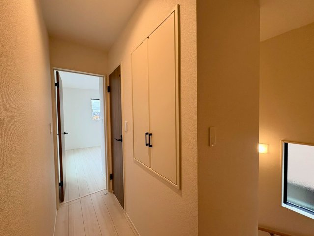 「独立洗面設計」高知市東城山町1号棟　新築一戸建ての収納|廊下のデッドスペースを有効活用。日用品のストックやお掃除グッズの保管に便利。