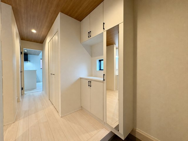 「独立洗面設計」高知市東城山町1号棟　新築一戸建ての玄関|大容量の収納で玄関もすっきり。お出かけ前の身だしなみチェックに便利です。