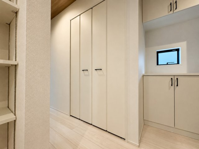 「独立洗面設計」高知市東城山町1号棟　新築一戸建ての収納|シューズボックスに加え、大型の可動棚や廊下収納を完備。すっきり美しい玄関を保てます。