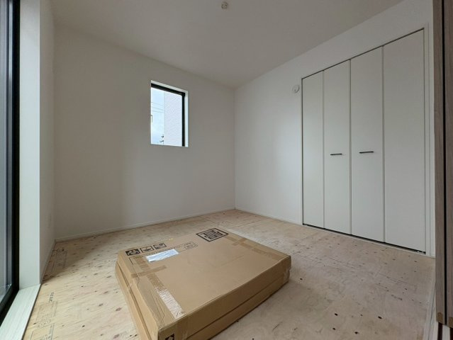 「独立洗面設計」高知市東城山町1号棟　新築一戸建ての和室|畳施工前のシンプルな空間。大型収納付きで、客間や寝室など多目的に使えます。