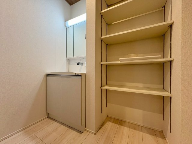 「独立洗面設計」高知市東城山町1号棟　新築一戸建ての独立洗面台|三面鏡付き洗面台の横には可動棚を配置。タオルや洗剤のストックもすっきり片付きます。