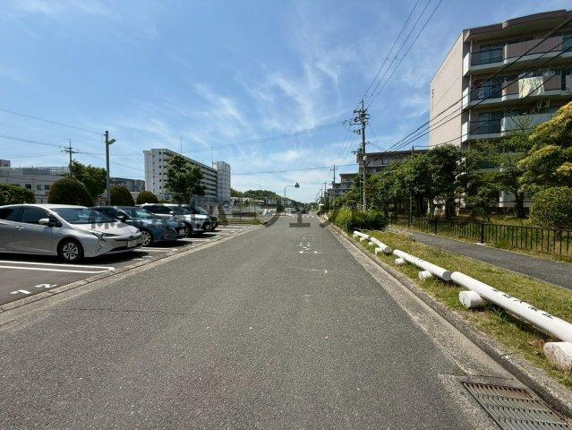 釈尊寺第一住宅5号棟の駐車場|駐車場完備です