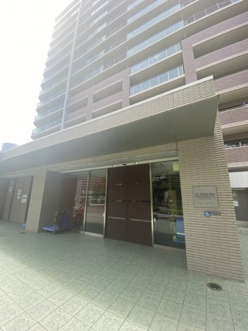 エルセレーノ上本町レジデンスのエントランス