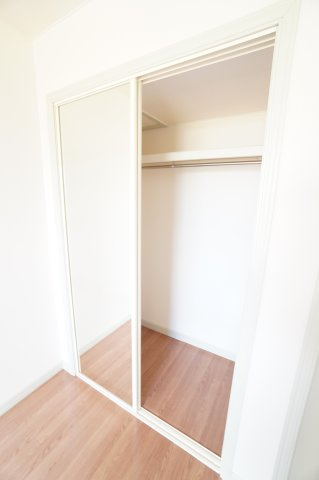 【収納】 | クレア貝塚 | ※同物件・反転タイプの写真です。洋室6.6帖 収納