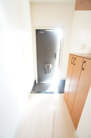 【玄関】 | クレア貝塚 | ※同物件・反転タイプの写真です。