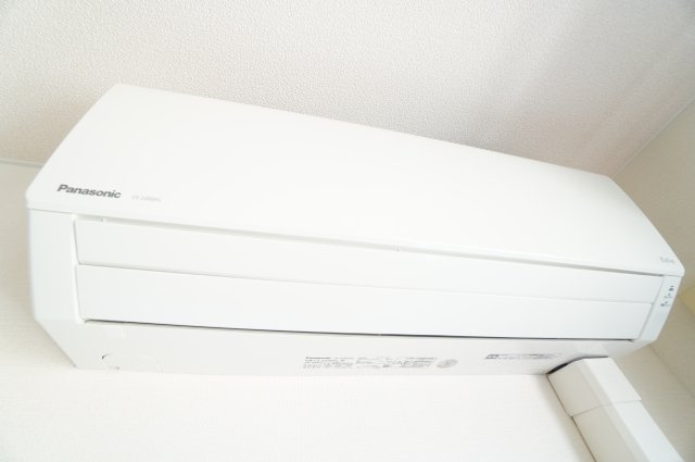 【設備】 | クレア貝塚 | ※同物件・反転タイプの写真です。洋室6.6帖 エアコン