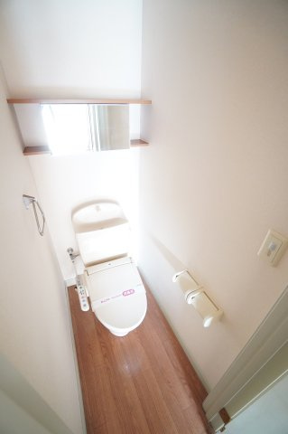 【トイレ】 | クレア貝塚 | ※同物件・反転タイプの写真です。