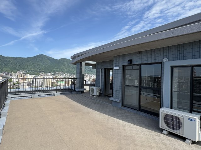 サンライフ片野Ⅲの駐車場|開放感あふれるルーフバルコニー。空と風を感じるプライベート空間です。