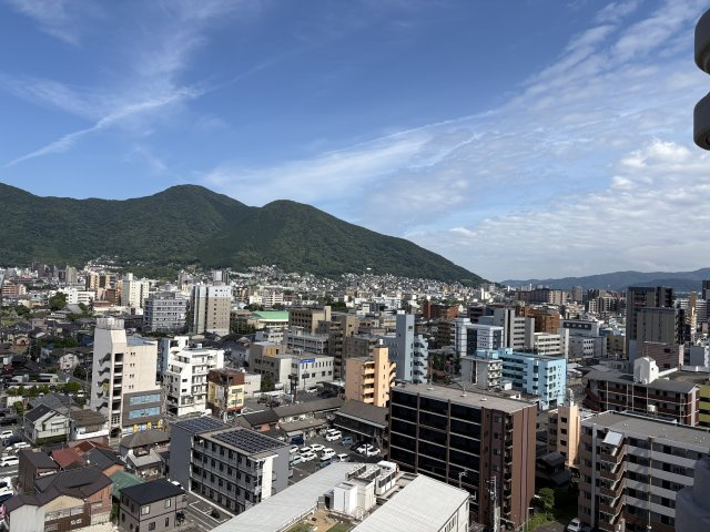 サンライフ片野Ⅲの展望|最上階ならではの開放感ある眺望。遠くまで広がる景色を日常に取り込めます。