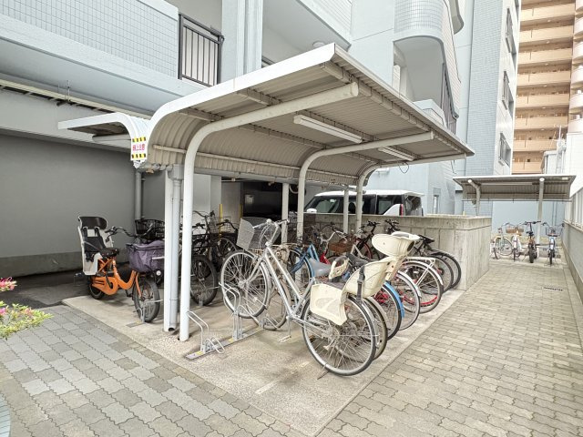 サンライフ片野Ⅲの駐輪場|屋根付きの駐輪場で雨の日も安心。出し入れしやすく、日常の移動を快適にサポートします。