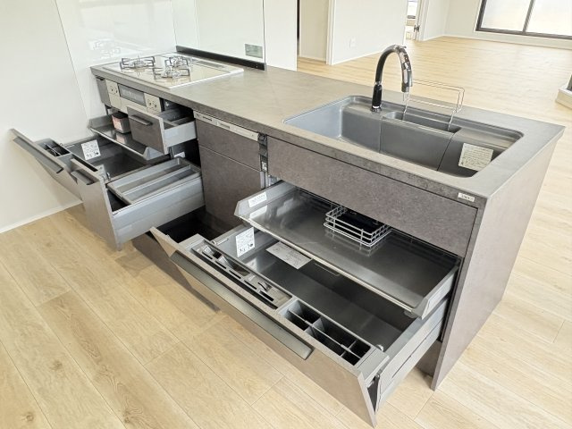 サンライフ片野Ⅲのキッチン|スムーズに引き出せるスライド収納。奥まで見渡せて取り出しやすく、収納力と使い勝手を両立します。