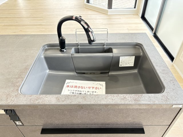 サンライフ片野Ⅲのキッチン|手をかざすだけで操作できるタッチレス水栓。衛生的で使いやすく、日々の家事を快適にサポートします。