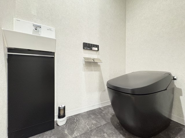 サンライフ片野Ⅲのトイレ|温水洗浄便座付きのトイレです。汚れてもサッとひと拭きでお手入れ簡単。節水仕様でしっかり洗浄できます。環境にやさしく、しかも経済的です。