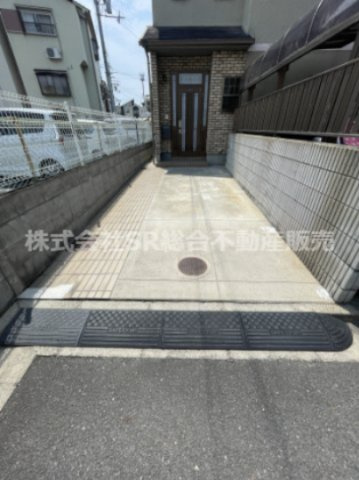 三島1丁目中古戸建の駐車場|お車をお持ちの方には必要な駐車場付きで自転車・バイクも置けます！前道5.7ｍと広く駐車もしやすいです！