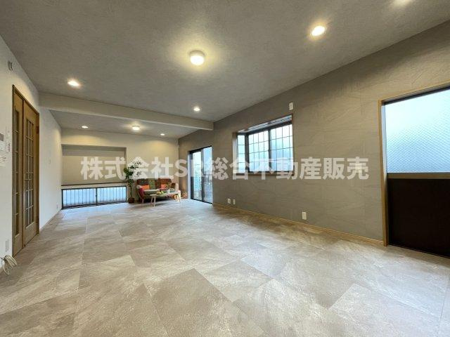 三島1丁目中古戸建の居間・リビング|家族団らんの時間を過ごせる空間です！