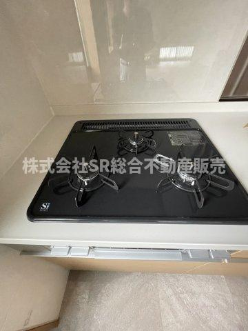 三島1丁目中古戸建のキッチン|3口コンロ、グリル付きです♪