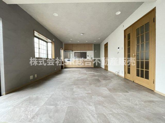 三島1丁目中古戸建の居間・リビング|ゆったり過ごせるリビングです