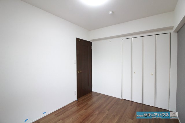 ユニーブル鳴海東ガーデンコートの洋室|【洋室5.6帖】
◆お子様のお部屋や主寝室、来客時の宿泊室、趣味のお部屋としてもご利用いただけます。
◆全居室収納付きのため、各居室ごとにお荷物を収納することができます。　　　　　　　　　　　　　　　
