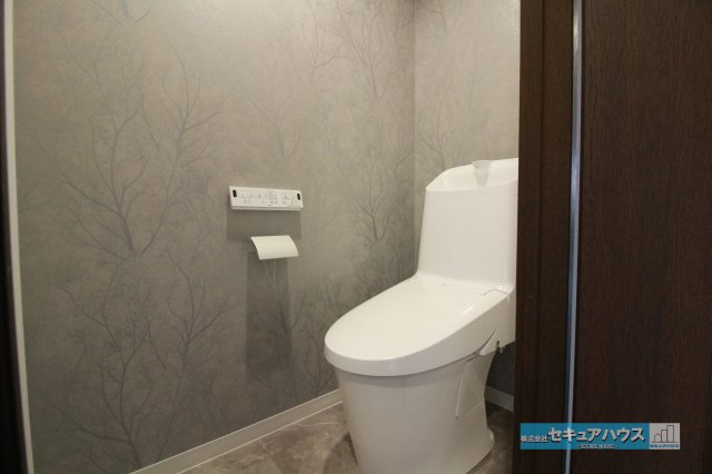 ユニーブル鳴海東ガーデンコートのトイレ|【高機能トイレ】
◆高機能トイレの多くは便器のフタの開閉が自動であり、使用後に手動で水を流す面倒もなく非常に便利です。スタイリッシュな見た目で、お掃除しやすく、節水効果が高いです。　　　　　　　　　　