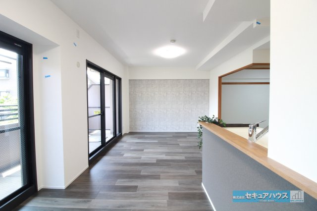 ユニーブル鳴海東ガーデンコートの居間・リビング|【LDK15.6帖】
◆通学から帰宅し、リビングルームで会話を楽しむ子ども達。リビングから臨む景色は太陽色に染まり、解放感溢れゆったりとしたひと時を過ごすことが出来る素敵な空間です。　　　　　　　　　