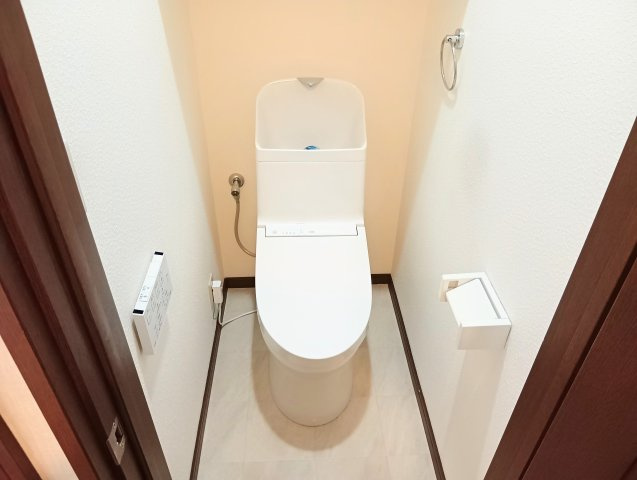 売中古戸建　静岡市葵区建穂１丁目のトイレ|清潔感あふれるホワイト基調のトイレ空間。温水洗浄便座付きで、毎日を快適にサポートします。