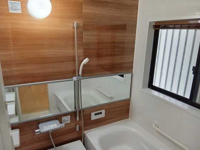 売中古戸建　静岡市葵区建穂１丁目の浴室|落ち着きのある木目調アクセントパネルを採用。窓から換気もでき、毎日の疲れをゆったり癒せる空間です。