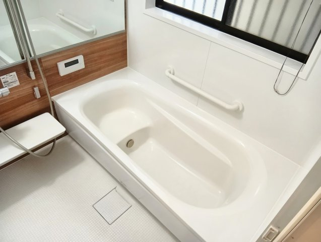 売中古戸建　静岡市葵区建穂１丁目の浴室|節水もできるベンチタイプの浴槽。半身浴もしやすいですし、安全に浴槽への出入りがしやすくなります。