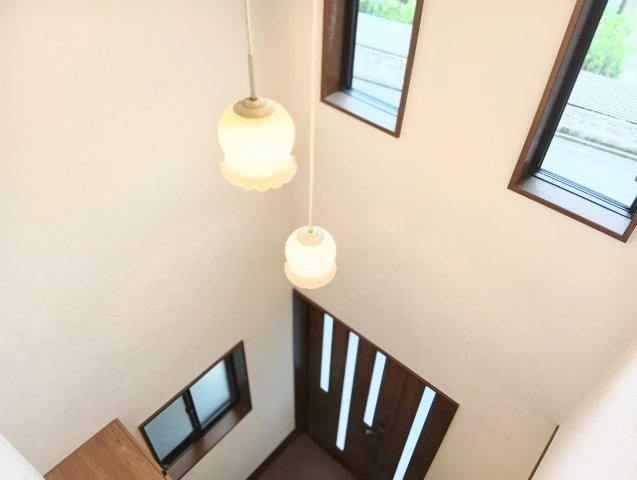 売中古戸建　静岡市葵区建穂１丁目のその他|玄関に入った瞬間、天井まで広がる吹抜けがゆとりを演出。ペンダントライトが上品な空間に。