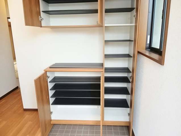 売中古戸建　静岡市葵区建穂１丁目の収納|大容量の収納。ご家族分の靴をすっきり収納でき、来客時も玄関をきれいな状態で保ちやすいです。
