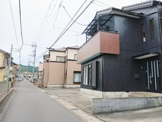 売中古戸建　静岡市葵区建穂１丁目の前面道路含む現地写真|2方向が道路に面しているため陽当たり・通風も良好。周囲の住宅街の中でも存在感のある外観。