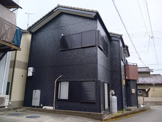 売中古戸建　静岡市葵区建穂１丁目の外観|隣接建物との距離感が確保され、圧迫感を感じにくい立地。