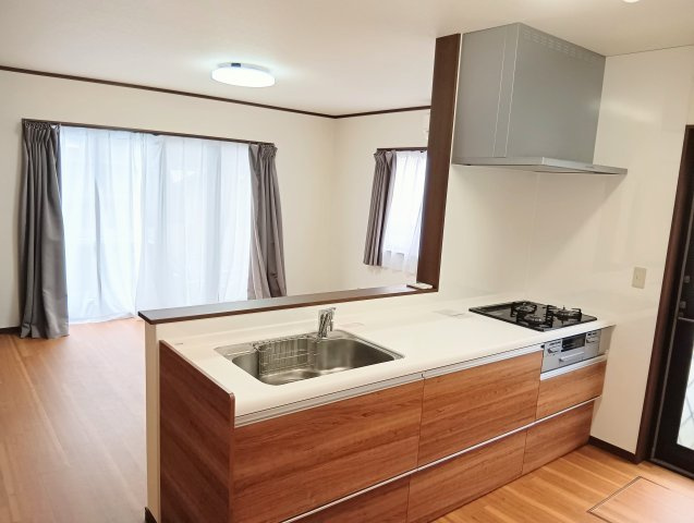 売中古戸建　静岡市葵区建穂１丁目のキッチン|木目調のキッチンが温かみを演出し毎日の食事づくりも楽しくなります。家族の笑顔が集まる心地よい空間です
